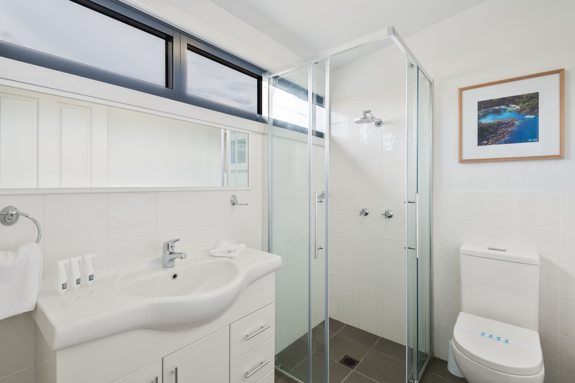 Nautilus Jervis Bay: bathroom shower in Orion apartment accommodation in Huskisson