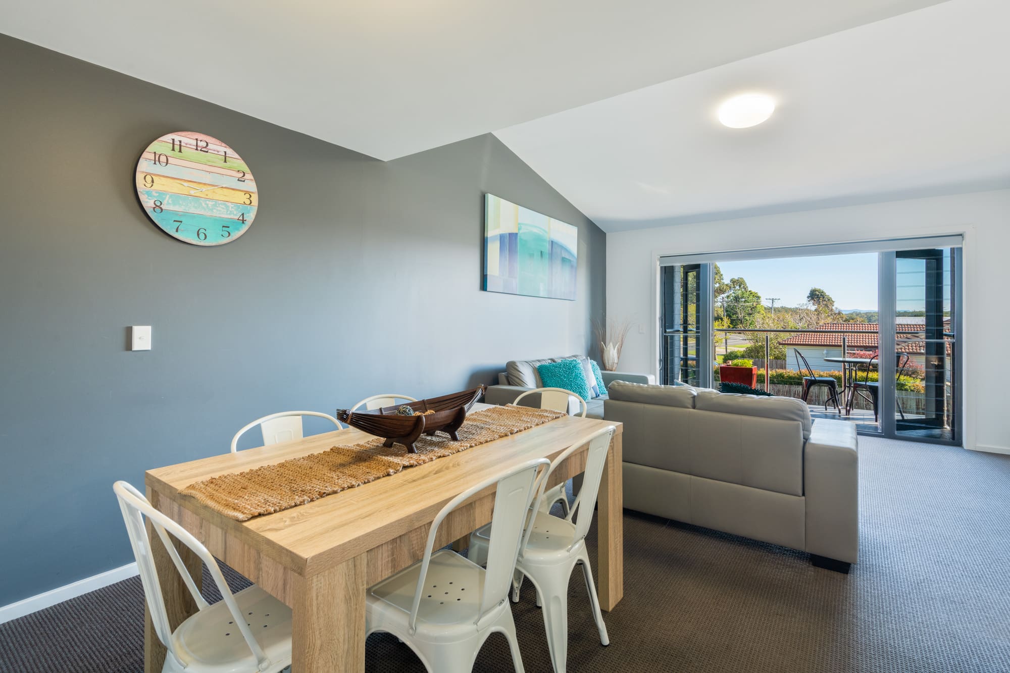Nautilus Jervis Bay: Dining room table in summercloud apartment Huskisson holiday accommodation