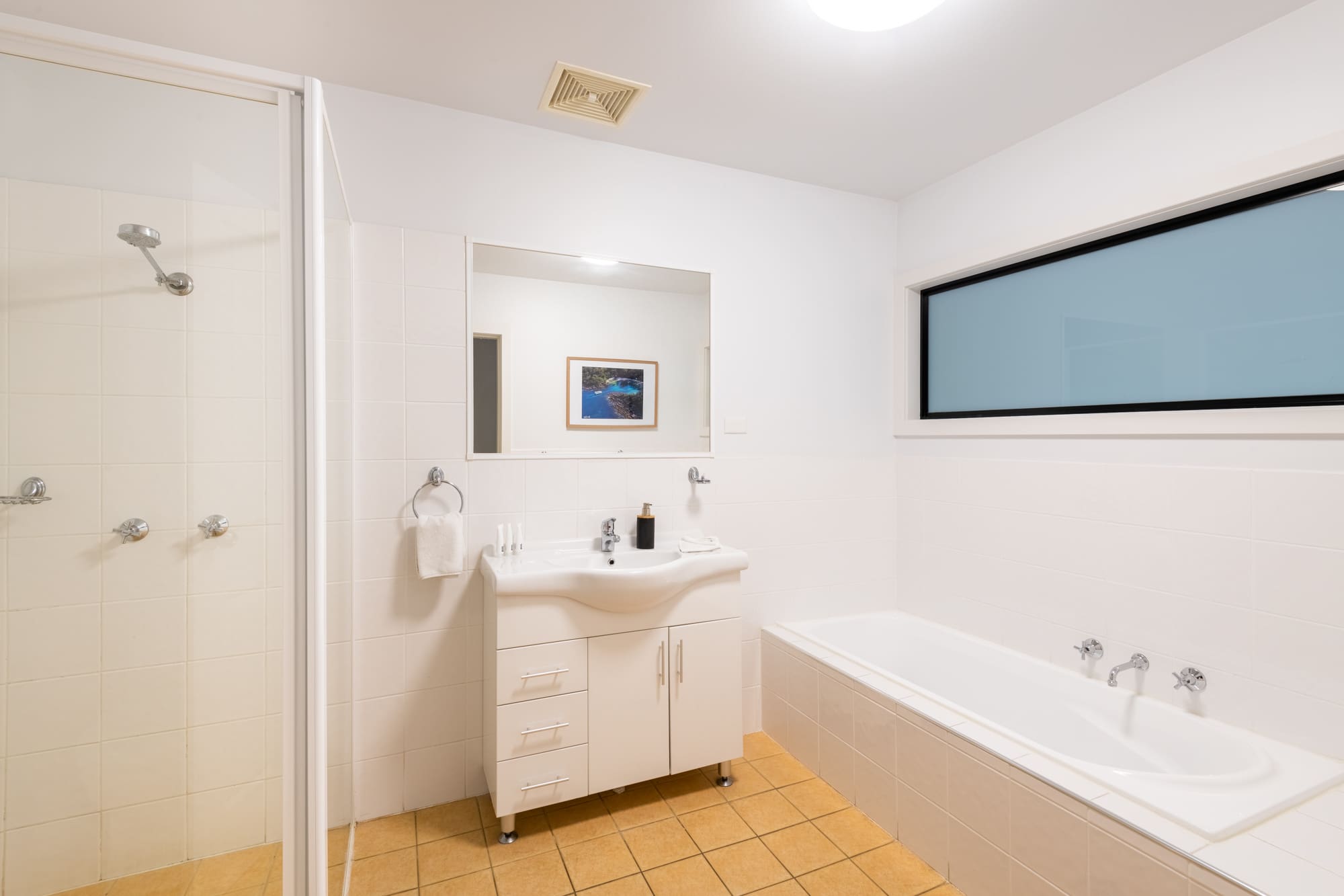Nautilus Jervis Bay: Bathroom in summercloud apartment Huskisson holiday accommodation